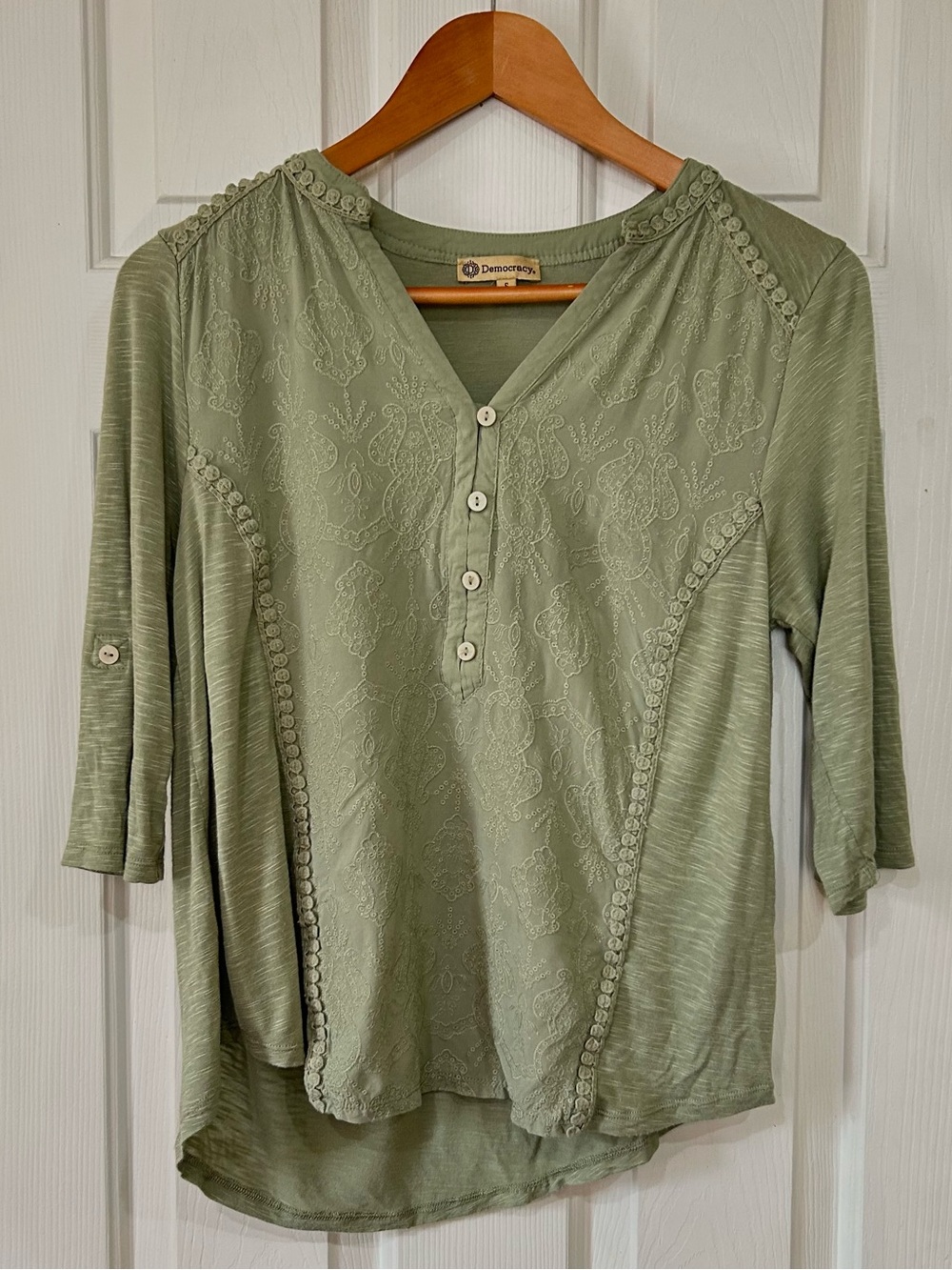 Democracy Green Embroidered Henley Top Size Small 3/4 Roll-Tab Sleeve
